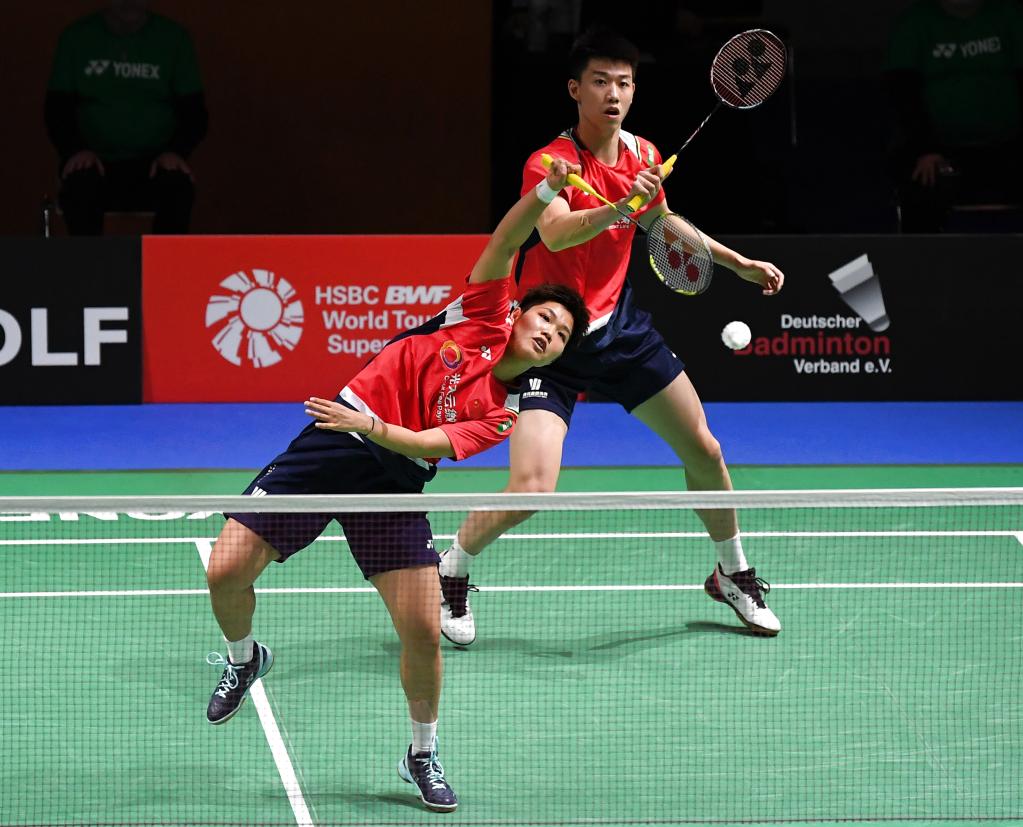 示出他在球 示出他在球