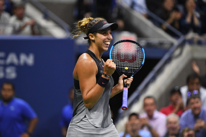 以压倒性的 以压倒性的