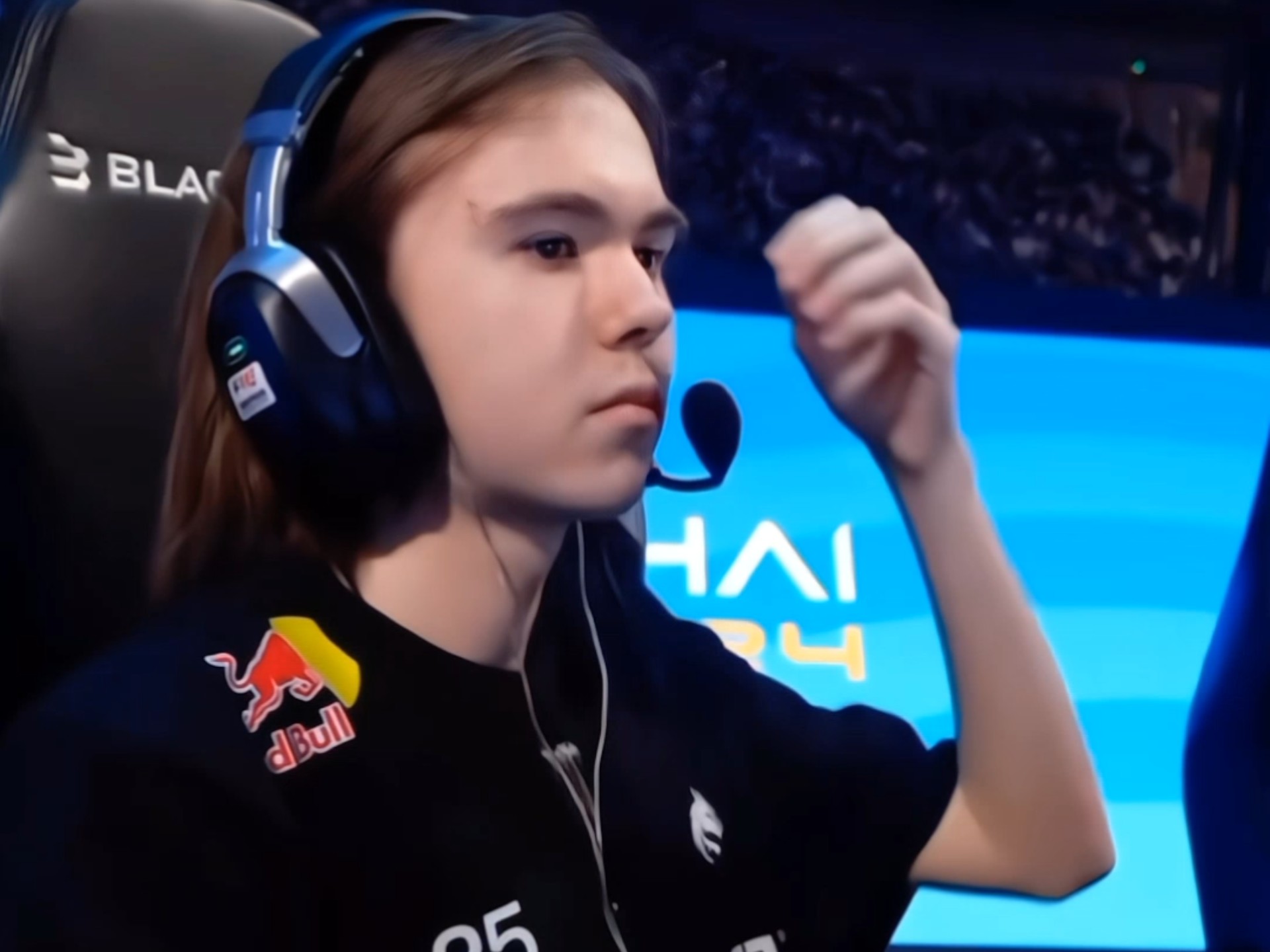 使其缺席连 使其缺席连